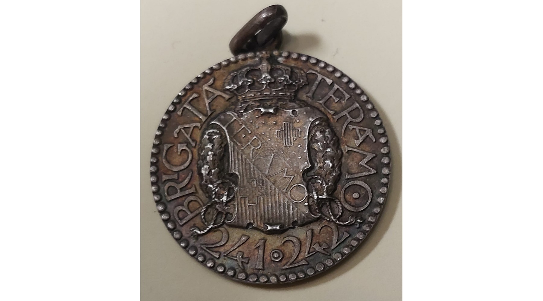 MEDAGLIA BRIGATA TERAMO 241-242 PER LA PATRIA PER L'ONORE  CON SCATOLINA ORIGINALE D'EPOCA