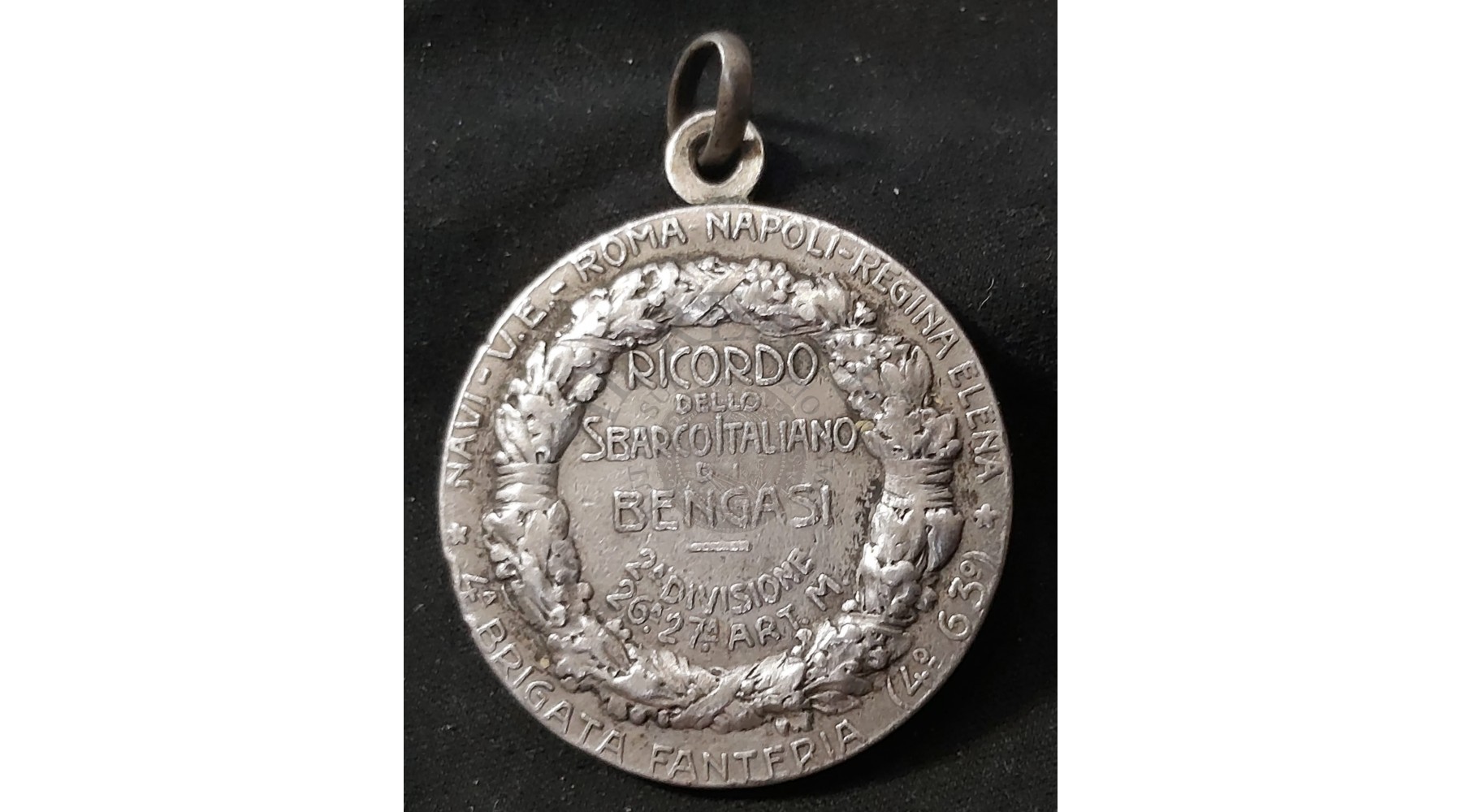 MEDAGLIA IN ARGENTO RICORDO DELLO SBARCO ITALIANO DI BENGASI 19.20 OTTOBRE 1911 2^ DIVISIONE -26^ e 27^ ART.M.